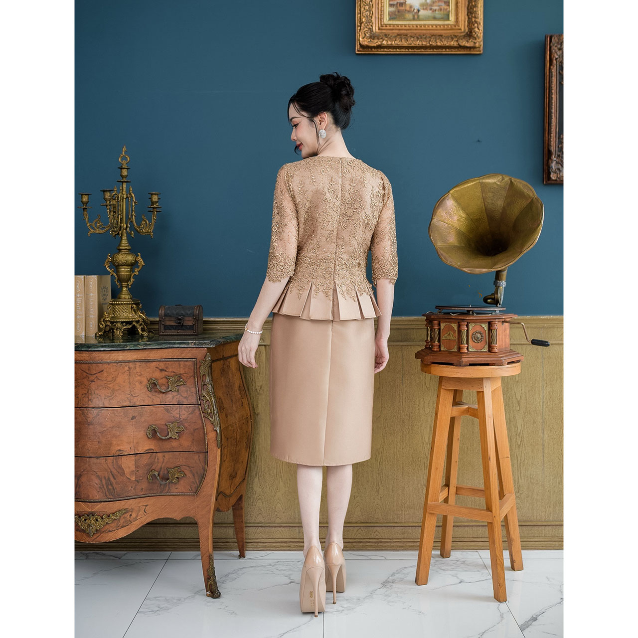 kudapy เดรสผ้าไหม ผสมผสานงานผ้าลูกไม้ใยบวบ ตัวเสื้อเป็นทรงแขนศอก อกซีทรู งานจับจีบทวิสรอบเอวแต่งด้วยลูกไม้ชิ้นเล็ก