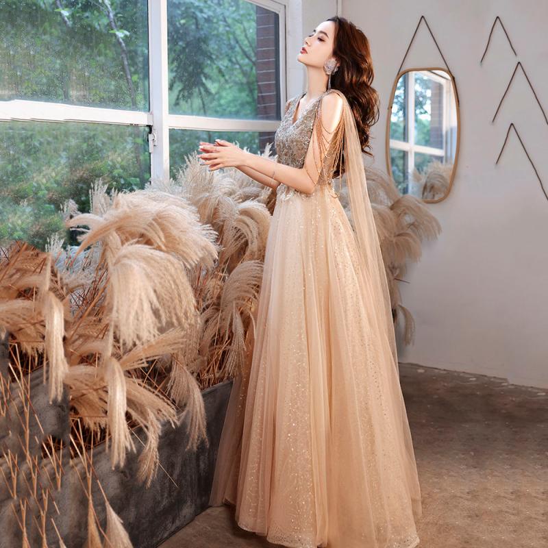 kudapy (พรีออเดอร์ 15-30 วัน) ชุดราตรีไปงาน ชุดราตรียาวคอวีสีทองแชมเปญ แขนปักดีเทลตามแบบ ไหล่ทั้งสองข้างแต่งชายผ้าสามารถผูกเป็นโบว์หรือปล่อยทิ้งเป็นสไบ