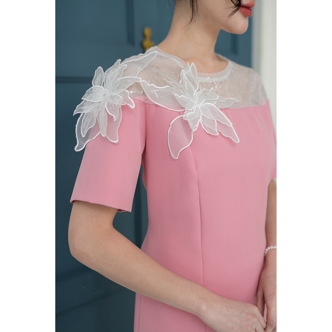 kudapy เดรสหางปลาดอกไม้ซีทรูแต่งเลื่อม ดีไซน์ช่วงไหล่เป็นซีทรูเย็บแค่งด้วยผ้ามุ้งที่มีเลื่อมและช่วงอกและแขนแต่งดอกไม้