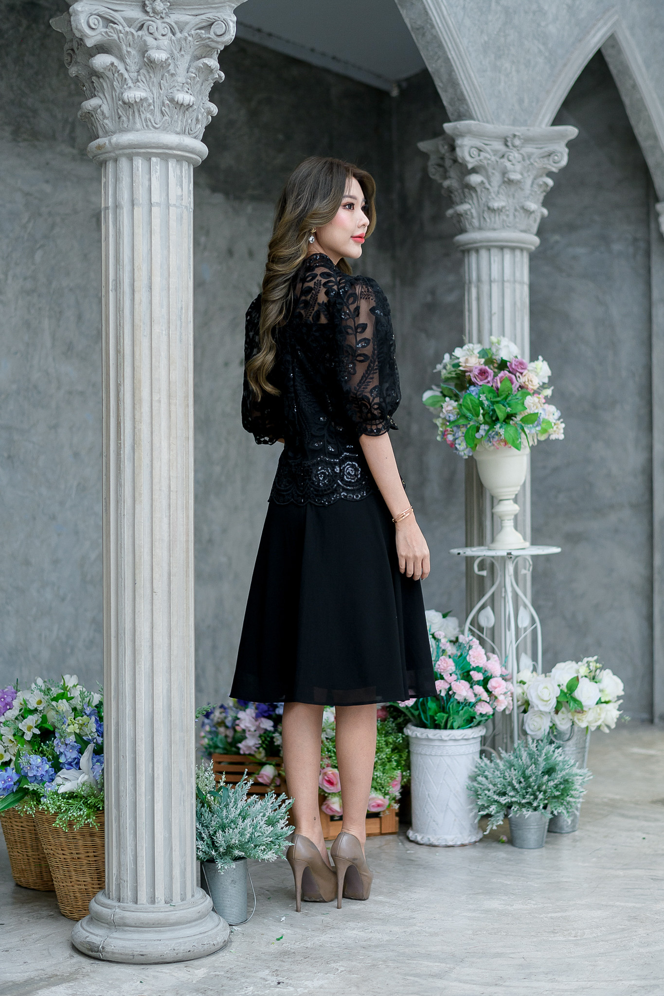 kudapy เดรสสั้นสีดำ ลูกไม้ปักเลื่อมดีไซน์ต่อกระโปรงชิฟฟ่อนพริ้วๆ ช่วงคอเสื้อดีไซน์คอคั้งด้วยเชิงผ้าลุกไม้