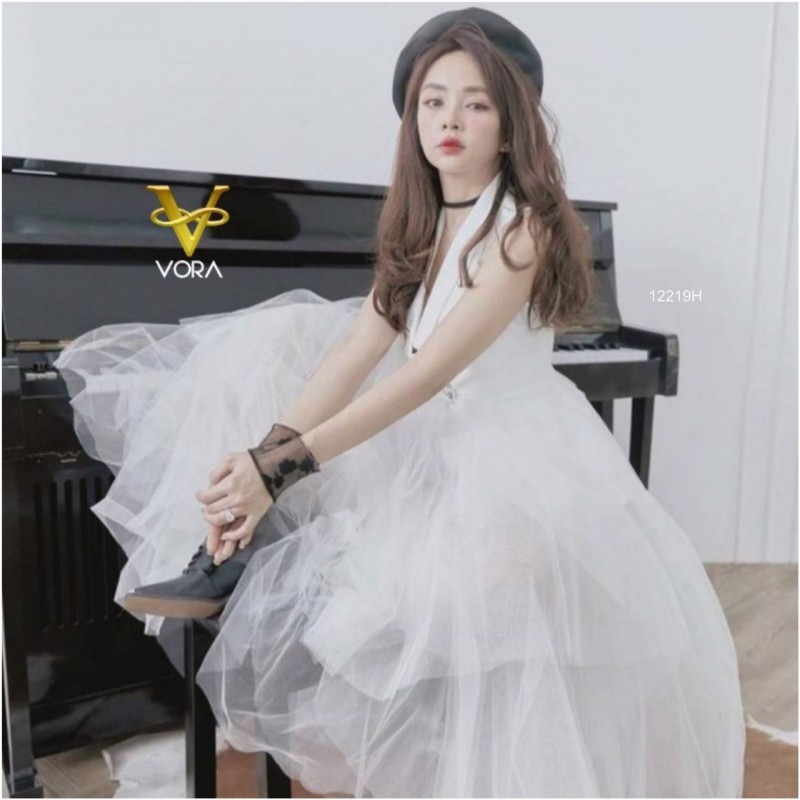 kudapy เดรสสูทแขนกุดสีขาว แต่งกระดุมหน้า แต่งผ้าตาข่ายระบายชั้นๆ