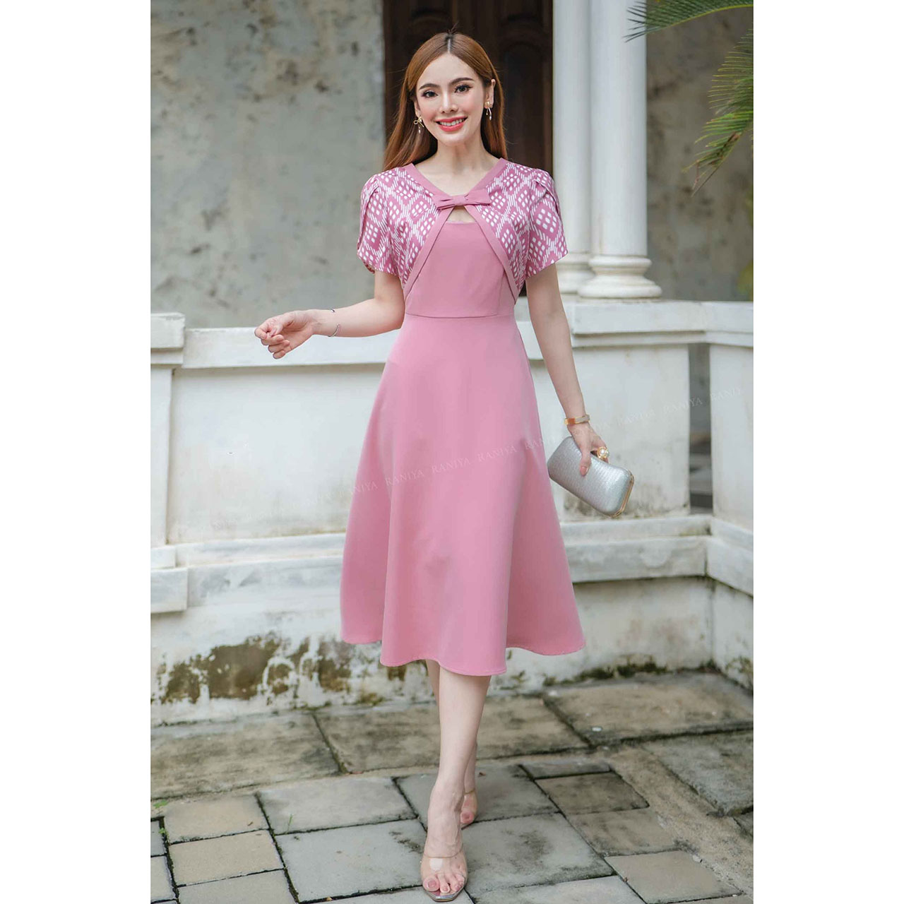 kudapyเดรสสั้นสีชมพู/สีกรม ผ้าโพลีเอสเตอร์เกาหลี ตัวเสื้อเป็นคอวีแต่งโบว์ตรงอก แขนทรงทิวลิป กระโปรงทรงทวิตฟรีไซส์