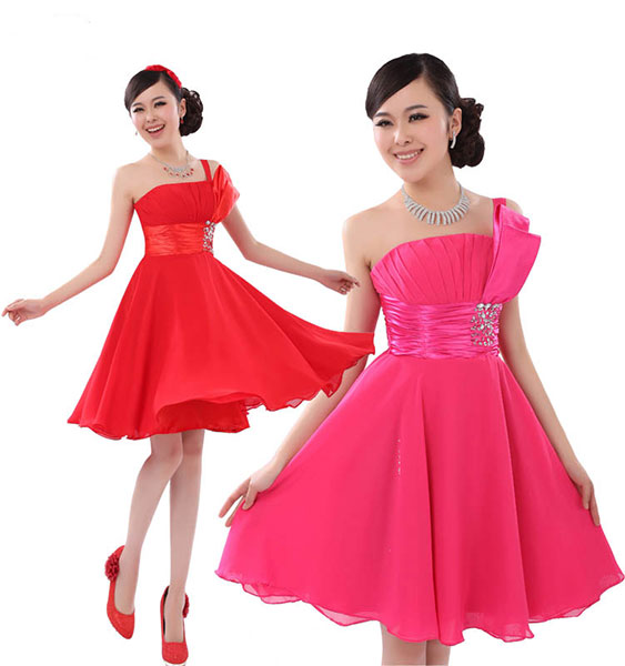 kudapy ชุดราตรีสั้นไหล่เฉียง สีชมพูบานเย็น จับจีบเก๋ๆที่หน้าอก คาดเอวผ้าซาตินแต่งเลื่อมหรู