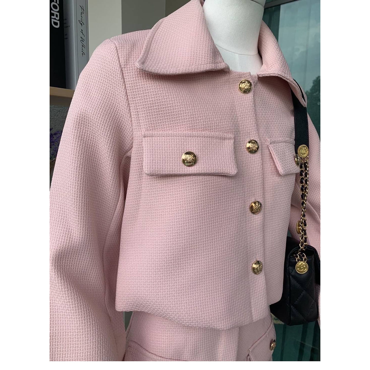 kudapy ชุดเซ็ทสีชมพู เสื้อแขนยาว+กระโปรง เสื้อสูทเป็นกระดุมจริงสีทอง แต่งกระเป๋าหลอก2ข้างสีสวย