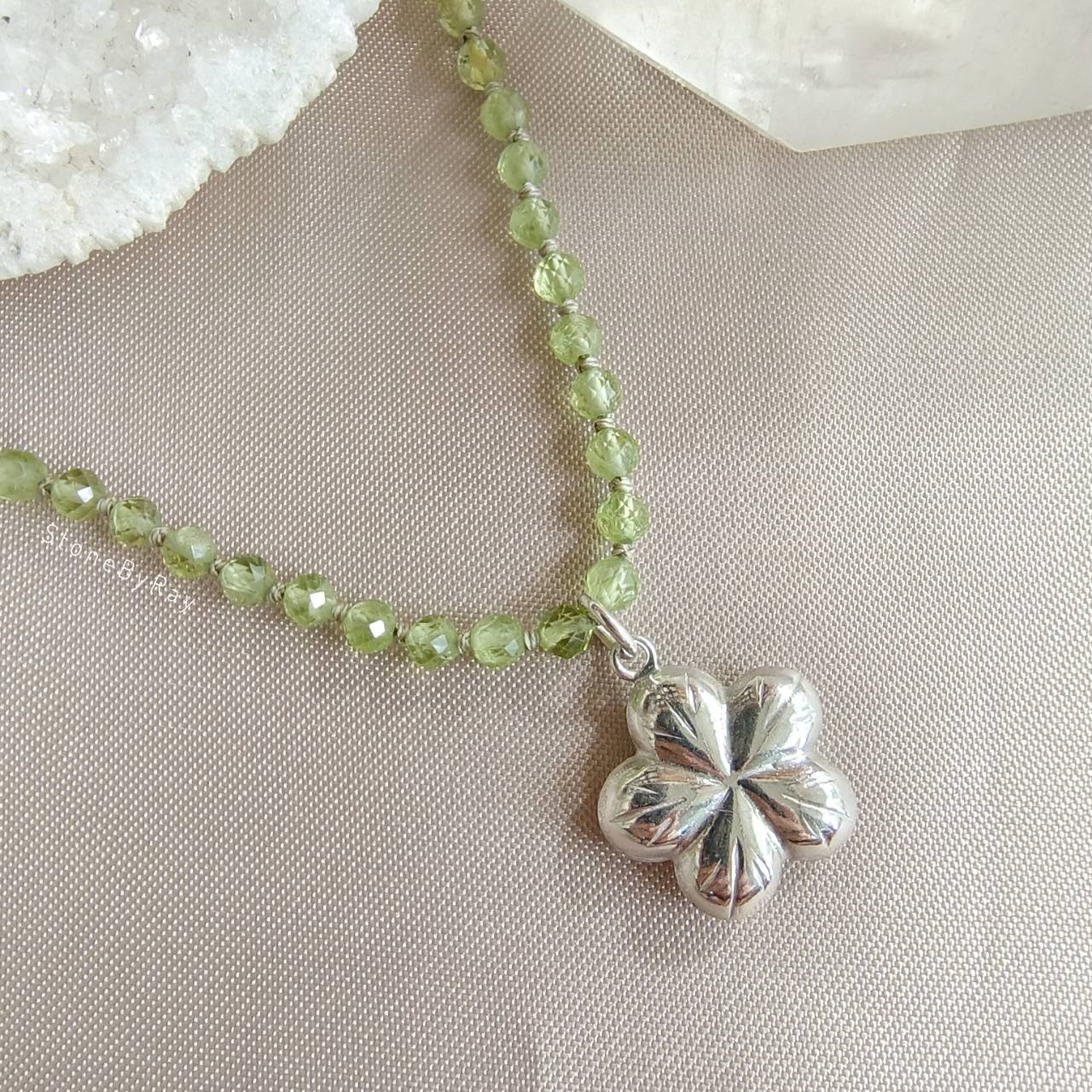 สร้อยคอเพอริดอทเจียรเหลี่ยมจี้เงินแท้รูปดอกไม้ Peridot