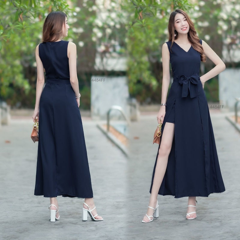 kudapy จั๊มสูทขาสั้นสีแดง ขาว ครีม กรม น้ำตาล ดำ คอวีแขนกุด ดีเทลแต่งผ่ายาวผ่าด้านหน้า ขาสั้นด้านใน มีซิปซ่อนด้านหลัง มีเชือกแยกสำหรับผูกเอว 1 เส้น