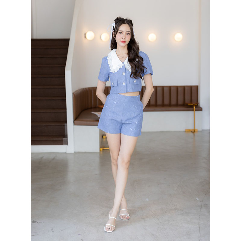 kudapy ชุดเซตงานผ้าฉลุสีน้ำตาล/สีฟ้า ปกคอบัวงานผ้าระบายลายดอก น่ารักมาก มีกระเป๋าสองข้าง แมทช์กับกางเกงขาสั้น ลุคเกาหลีเวอร์