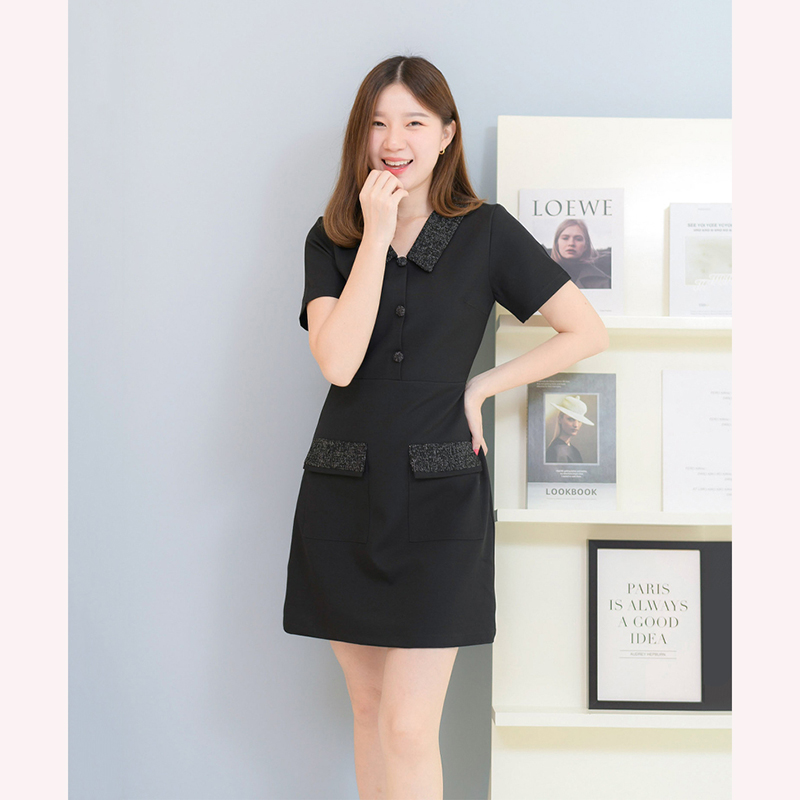 kudapy เดรสสั้นสีเทาฟ้า/สีครีมเข้ม/สีดำ/สีชมพูอ่อน คอปกแขนสั้น แต่งปกและฝากระเป๋าด้วยผ้าชาแนลโทนสีแมทช์กับชุด