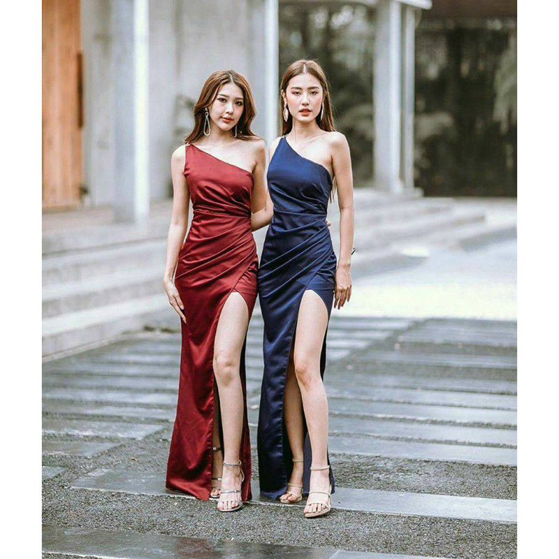 kudapy เดรสยาวสีแดง/สีกรม/สีชาไทย ไหล่เดียว แต่งเพชรสายคู่คาดหลัง ชุดราตรีออกงาน