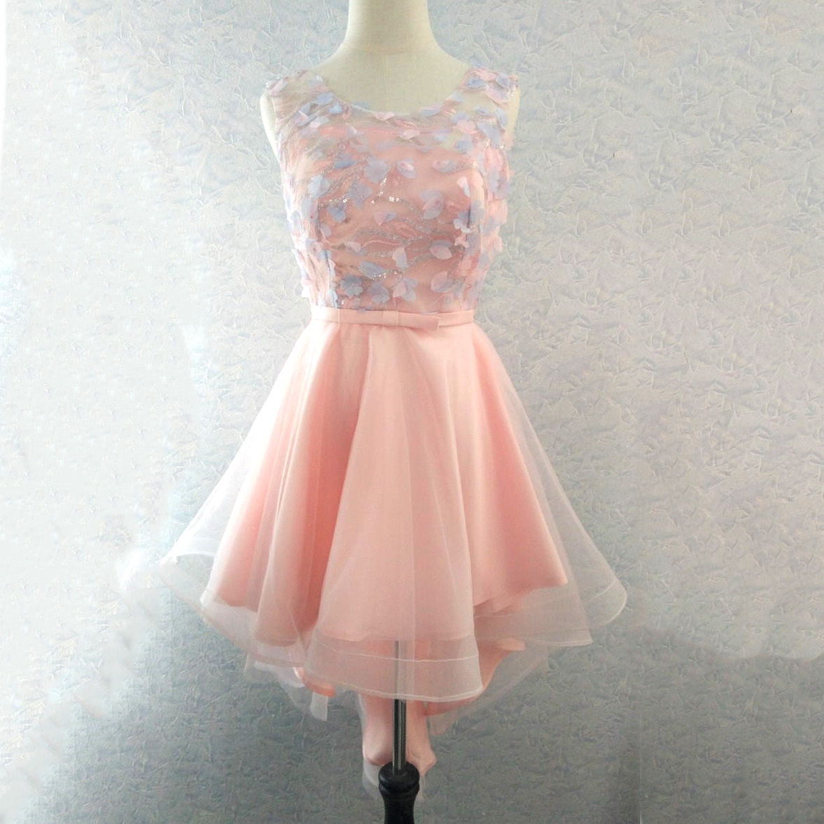 kudapy ชุดราตรีหน้าสั้นหลังยาวสีชมพูโอรส แขนกุด เสื้อปักเลื่อมและกลีบดอกไม้ขมพูฟ้า