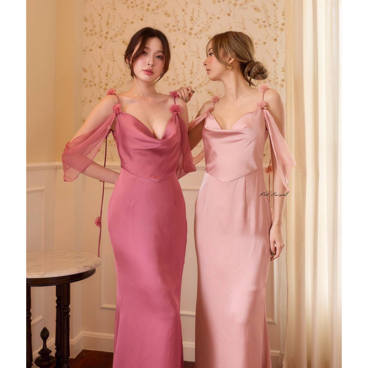 kudapy เดรสซาตินคอถ่วงเสริมหุ่นให้ดูเพรียวสวย เสน่ห์แห่งความอ่อนหวานที่ถูกถ่ายทอดผ่านซิลูเอตต์พลิ้วไหว ดีเทลโชว์ไหล่และสายผ้าบางเบาให้ลุคที่หรูหรา