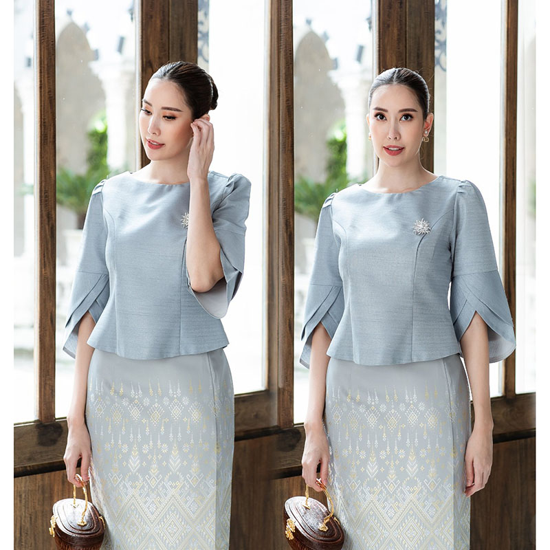 kudapy kudapy เสื้อผ้าไหมประยุกต์สีแดงลือดหมู/สีฟ้าอ่อน อัดกาวทั้งตัว ทรงสวย อยู่ทรง มีซิปหลังสวมใส่ง่าย แขนต่างสองชั้นสวย ใส่ออกงาน (เฉพาะเสื้อ)