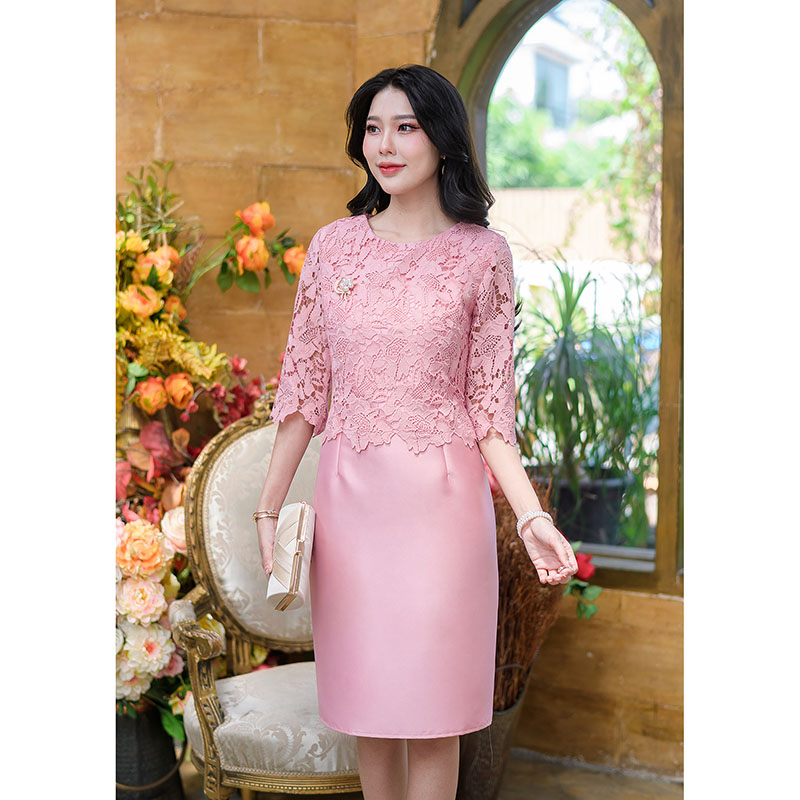 kudapy เดรสสั้นสีชมพู/สีฟ้า ผ้าไหมคลุมลูกไม้ถัก งานดีไซน์เย็บคลุมด้วยเสื้อลูกไม้แขนศอกด้านบน งานสวยหวาน