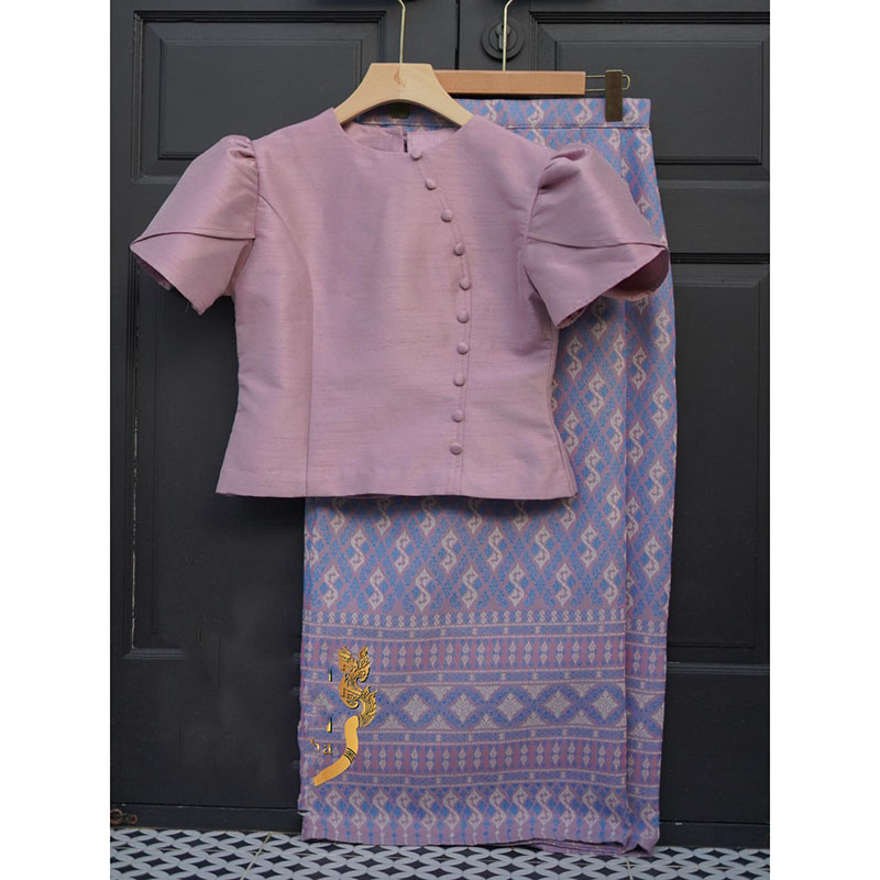 kudapy ชุดเซ็ทเสื้อ+ผ้าถุงสีม่วง/สีขาว/สีเทา เสื้อผ้าไหม4 เส้นอัดกาวสีเดียวกับเสื้อ งานสอยชาย แต่งกระดุมหน้าสวยดูดี ใส่ออกงานบวกงานแต่ง ชุดคุณแม่