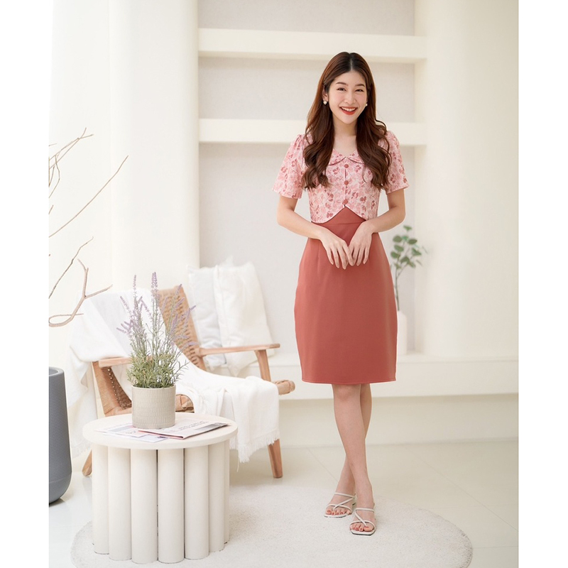 kudapy เดรสสั้นสีน้ำตาล/สีชมพู/สีม่วง ลายดอกคอบัว