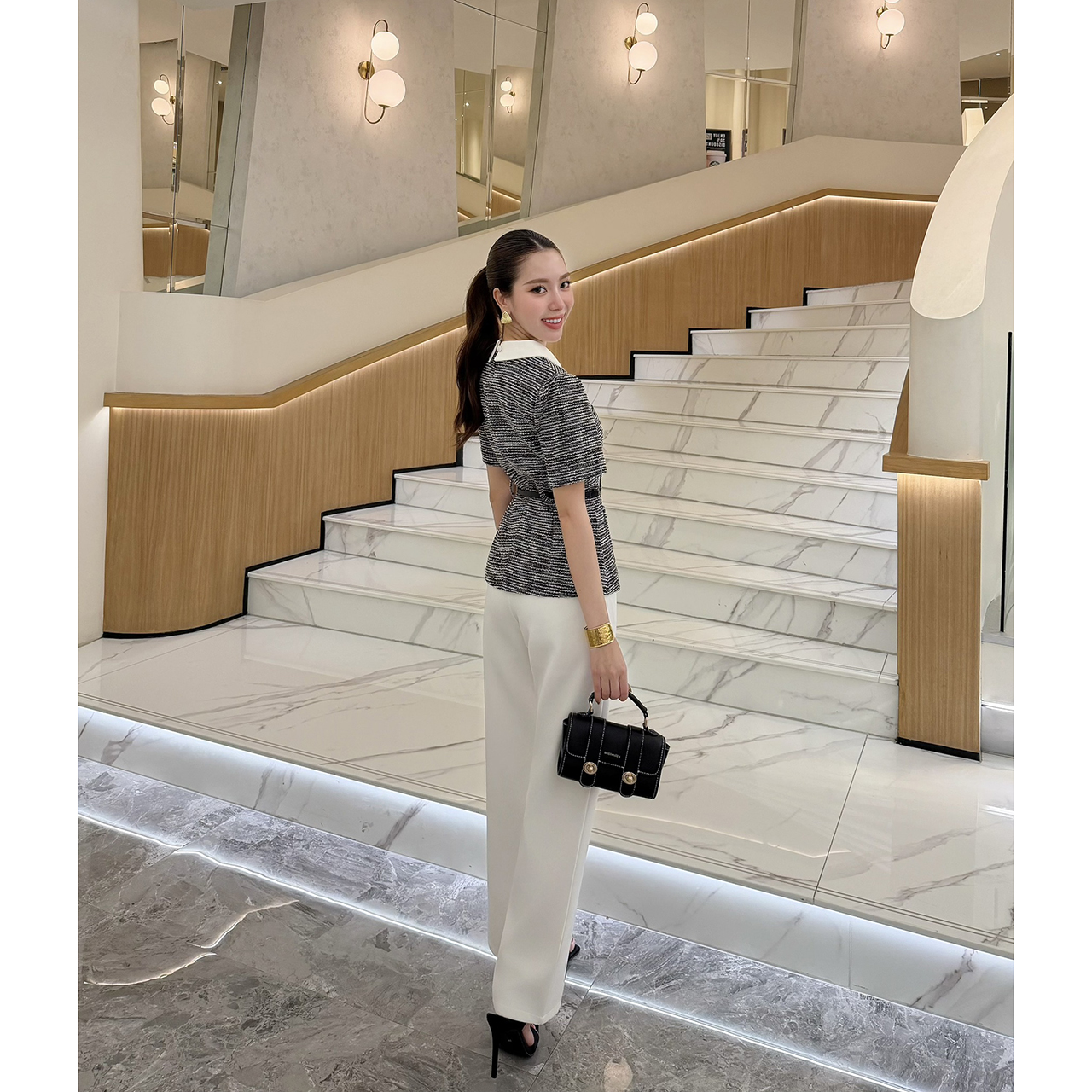 kudapy set 3 ชิ้น: เสื้อทวีต+กางเกง+เข็มขัด ชุดทวีตปกขาว ีเทลกระดุมคริสตัลคือความหรู เสื้อท็อปผ้าทวีต