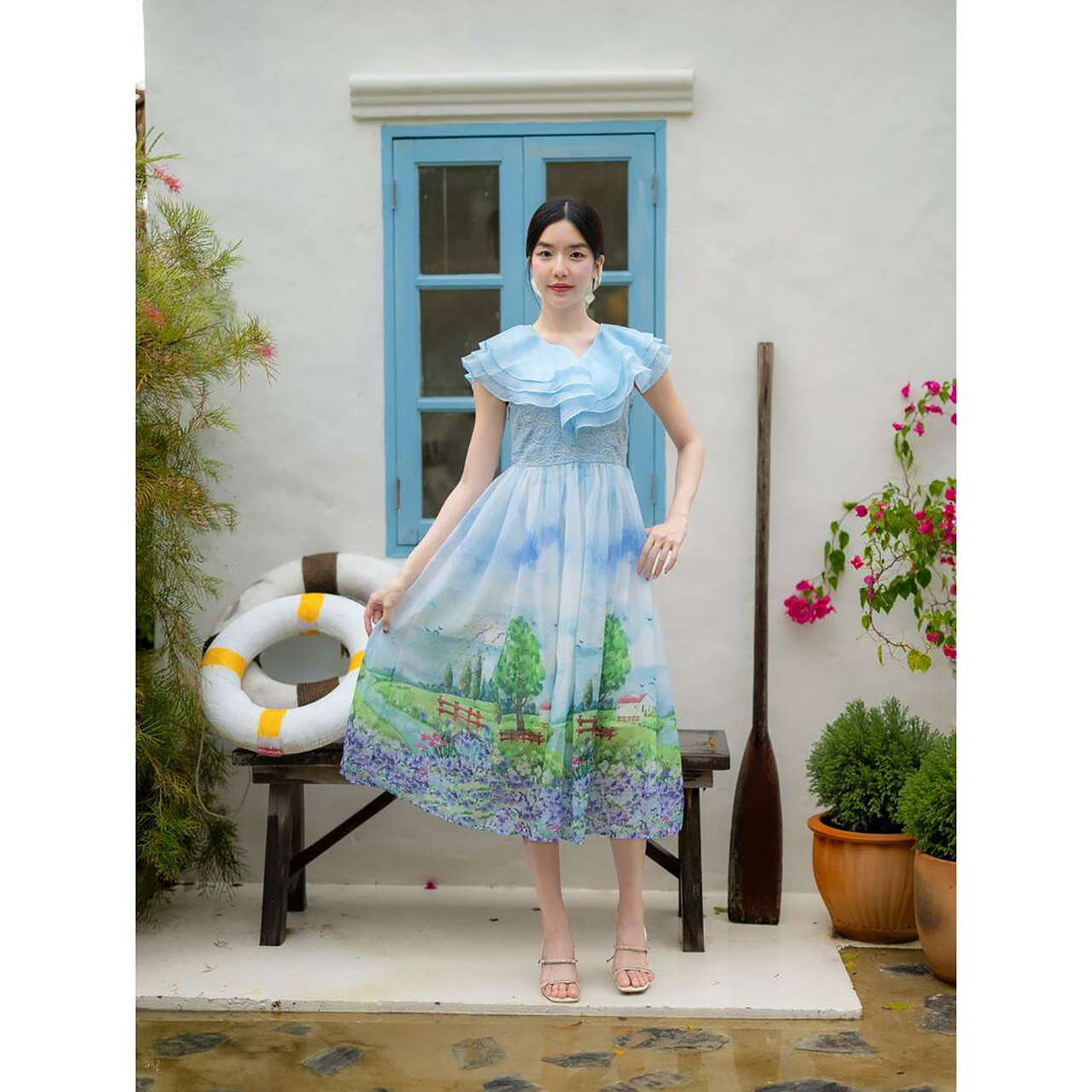kudapy เดรสยาวสีฟ้า เดรสกระโปรงอัดพลีท แต่งลายสีสัน สวยดูดี