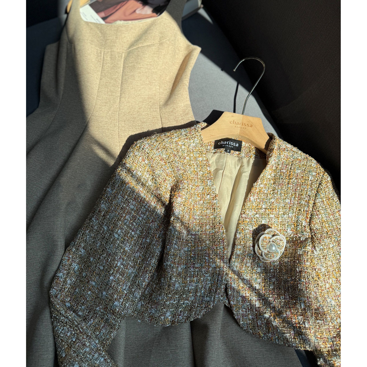 kudapy เดรส+เสื้อครอป+เข็มกลัดดอกไม้ ผ้าพรีเมี่ยมทวิตที่ เดรสเป็นทรงเข้ารูปช่วงเอว มีความพองช่วงล่างน่ารักมาก ซิปซ่อนด้านหลัง มีซับใน