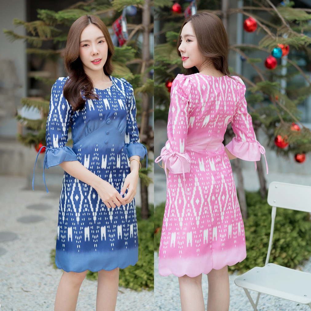 kudapy เดรสสั้นผ้าไทยคอเหลี่ยมสีน้ำเงินกรมท่า/สีชมพู แขนยาว 5 ส่วน แต่งระบายกระดิ่งลายไทย