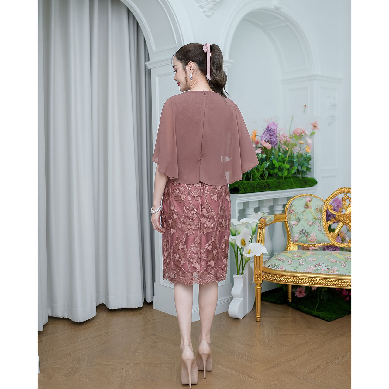 kudapy เดรสสั้น ผ้าลูกไม้ปักเงา ดีไซน์คลุมไหล่สวยหรู ตัวเนื้อผ้าลูกไม้รุ่นนี้ปักลายดอกไม้