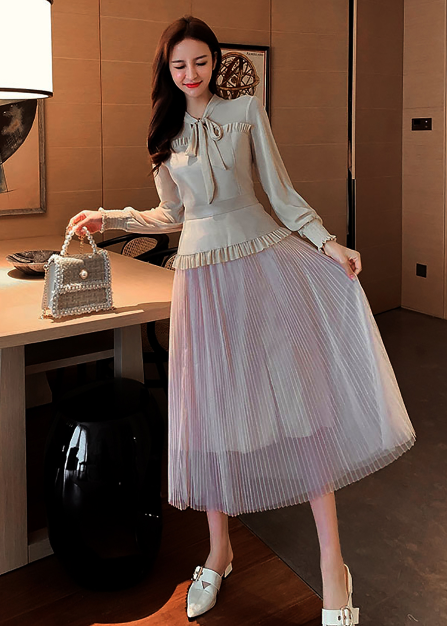 ชุดเซ็ทเสื้อและกระโปรงสีครีม คอผูกโบว์ ใส่คู่หรือใส่แยกชิ้นได้ค่ะ L