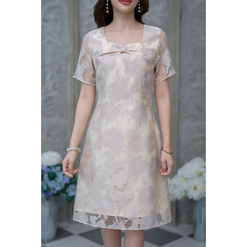 kudapy เดรสสั้นสีครีม/สีทอง ผ้าแก้วลายดอก มีดีเทลเย็บเป็นโบว์ช่วงอก แต่งอะไหล่เพชร ทรงเรียบๆ