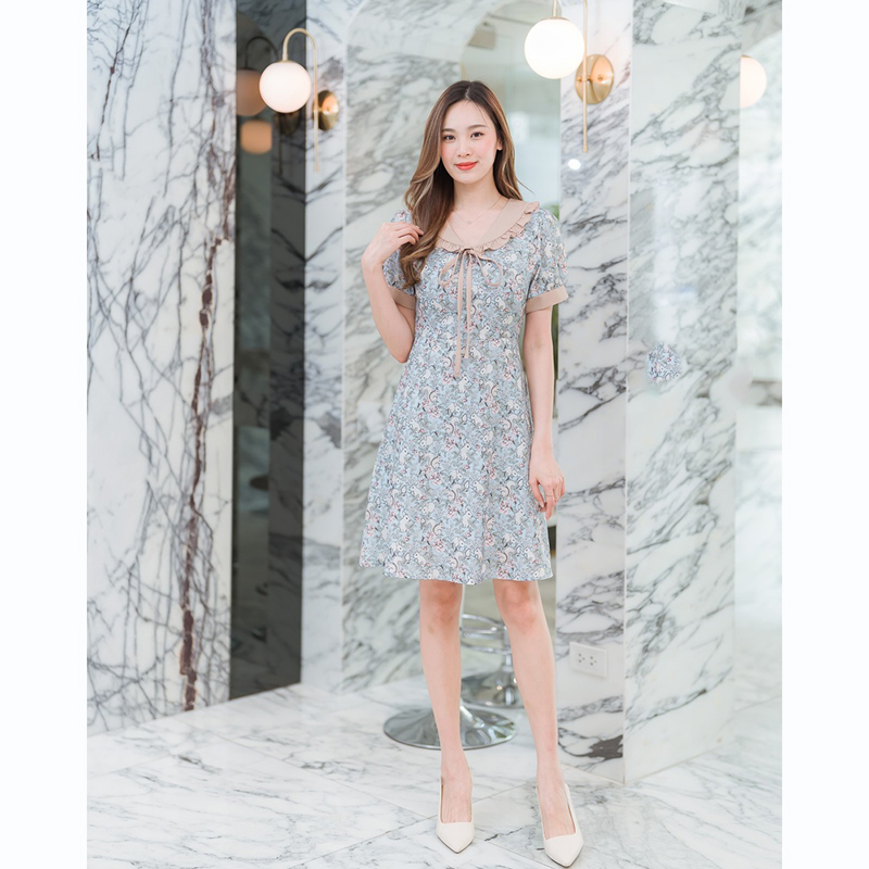 kudapy เดรสสั้นคอกลมสีฟ้า/สีดำ/สีชมพู ใส่ทำงานลายดอกปกคอบัวแขนจั๊ม ลายดอกไม้แต่งเชื่อกผูกโบด้านหน้า สวยดูดี