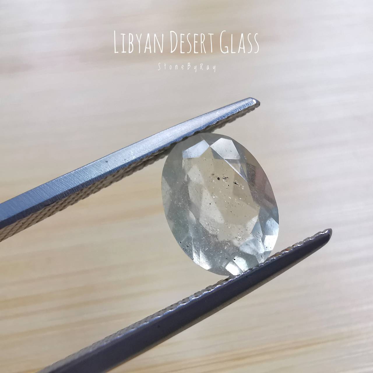 สะเก็ดดาวสีขาวเจียรเหลี่ยม(Libyan Desert Glass)