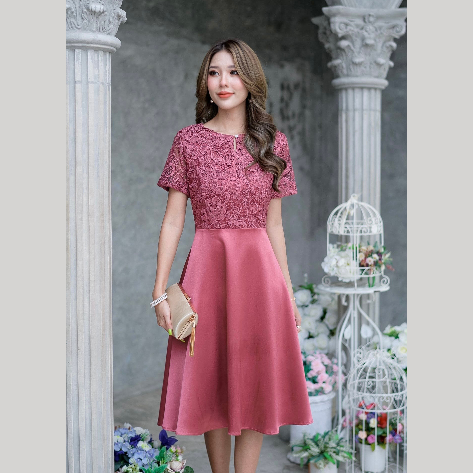 kudapy เดรสสั้นลูกไม้เนื้อเงาสีเขียวเข้ม สีชมพูปูนแดง เดรสแขนสั้น กระโปรงทรงบานผ้าเงาพริ้วสวยค่ะ ชุดนี้ดูหรูหรา ทรงสวยใส่ง่าย ใส่ออกงานสวยหรูได้ลุคดูแพงค่ะ