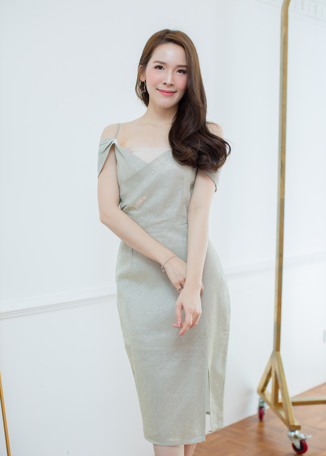 เดรสสั้นใส่ออกงานสีเงินประกายทอง ผ้ากริสเตอร์วิ้งๆ