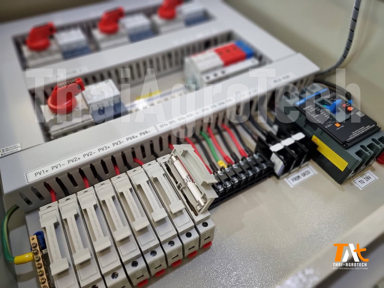 ตู้คอมบายเนอร์ AC/DC Combiner Box 40kW-80kW DC 4 string HV (3Phase) ดีซีแรงดันสูง (DC HV) 4 สตริง เอซี (AC) 3 เฟส สำหรับระบบโซล่าเซลล์