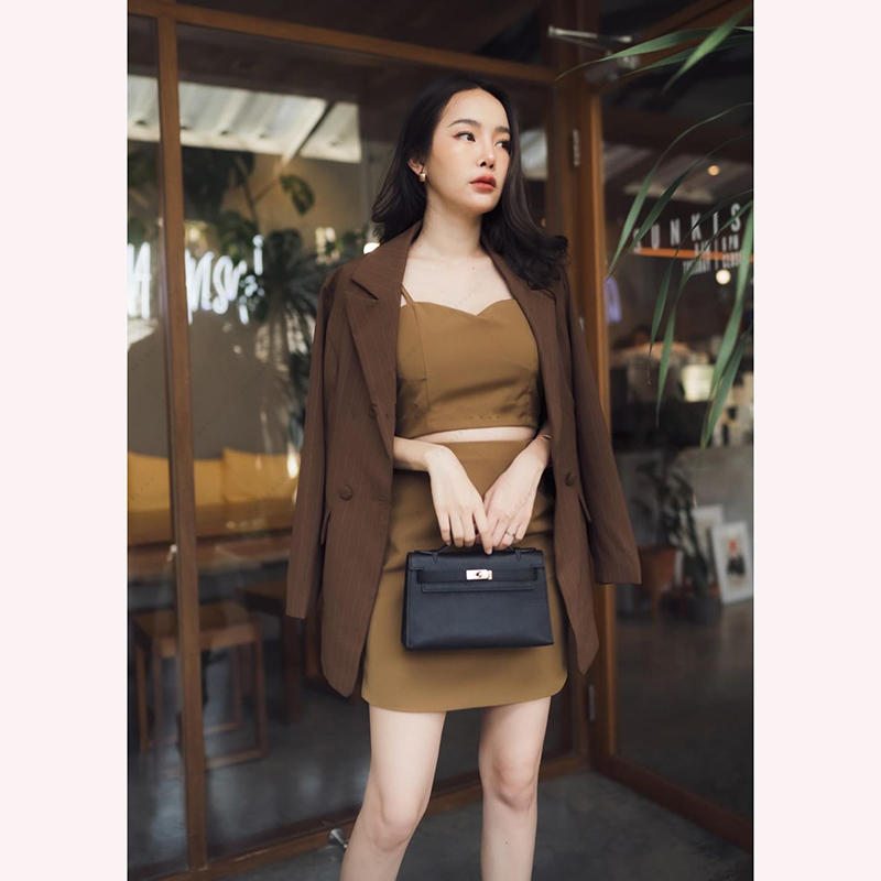 kudapy เซตสูทลายริ้วสีกรม/สีน้ำตาล มาคู่กับสายเดี่ยว พร้อมกระโปรงผ้าเรียบ งานสวย