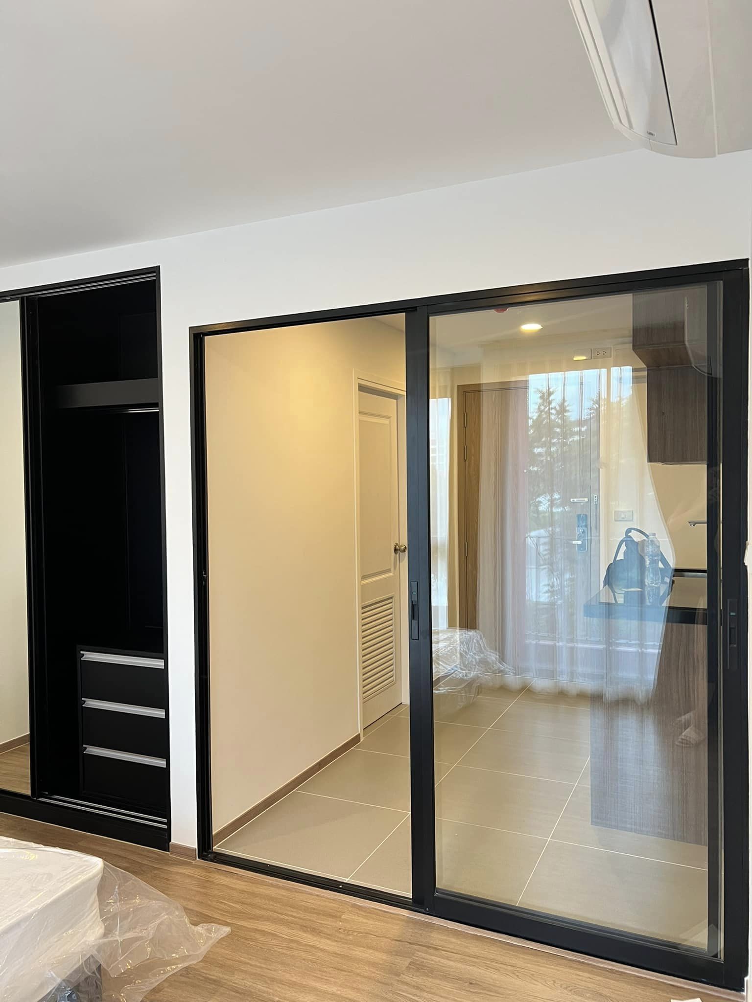 สนใจชมห้องติดต่อได้เลย Line ID: Smile-easy ปล่อยเช่าคอนโด Cybiq Ratchada 32 (ไซบิค รัชดา 32) - Studio 1ห้องน้ำ 1ห้องครัว - โซนลาดพร้าววังหิน - ขนาดห้อง 25 ตรม. ชั้น 3 ตึก I