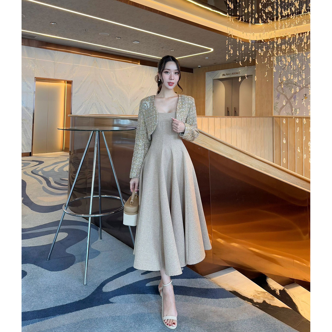 kudapy เดรส+เสื้อครอป+เข็มกลัดดอกไม้ ผ้าพรีเมี่ยมทวิตที่ เดรสเป็นทรงเข้ารูปช่วงเอว มีความพองช่วงล่างน่ารักมาก ซิปซ่อนด้านหลัง มีซับใน