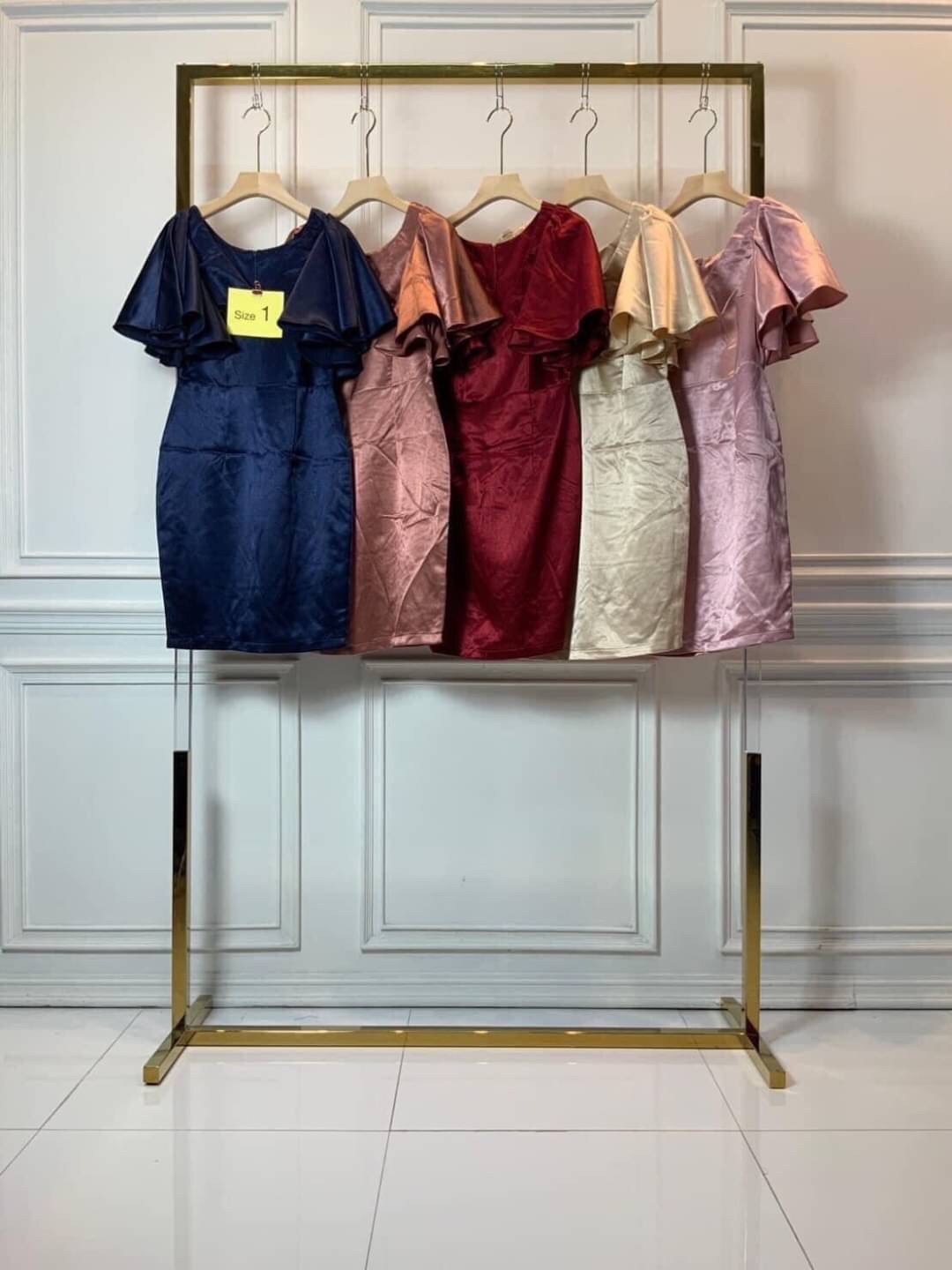 kudapy เดรสสั้นคอวี แขนระบาย ทรงเข้ารูป ผ้าเปเป้ไม่ยืด สีชมพูพิ้งโกลด์,แดงไวน์,นู้ด(ทองอ่อน),โอวัลติน,น้ำตาลอิฐ ,มิ้นหม่น,ฟ้าเข้มอมเทา ,เขียวทะเล, เทา ,ส้มอิฐ,โอรสโกลด์