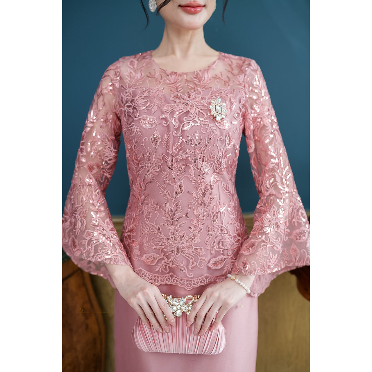 kudapy เดรสยาว ผ้าไหมทรงหางปลา กระโปรงทรงนี้เป็นทรง ผ้าลูกไม้แต่งเลื่อมแบบวิ้งทั้งตัวเลื่อม งานปักลูกไม้ยังเป็นงานปักผสมดิ้น