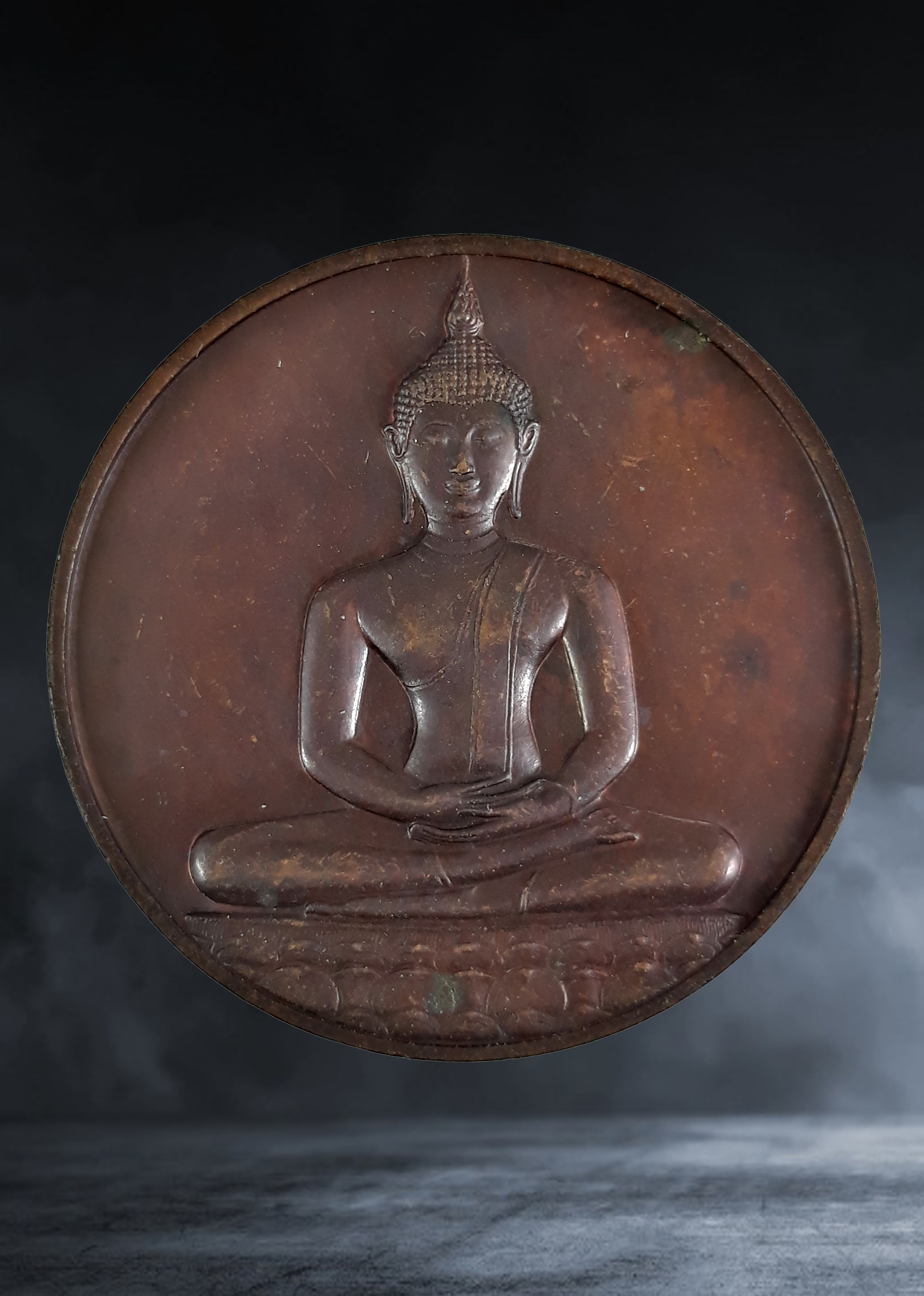 เหรียญ พุทธสิหิงค์ลายสือไทย หลัง ภปร ที่ระลึกฉลอง ๗๐๐ ปี เนื้อทองแดงรมน้ำตาล ปี ๒๕๒๖ หลวงพ่อเกษมปลุกเสก