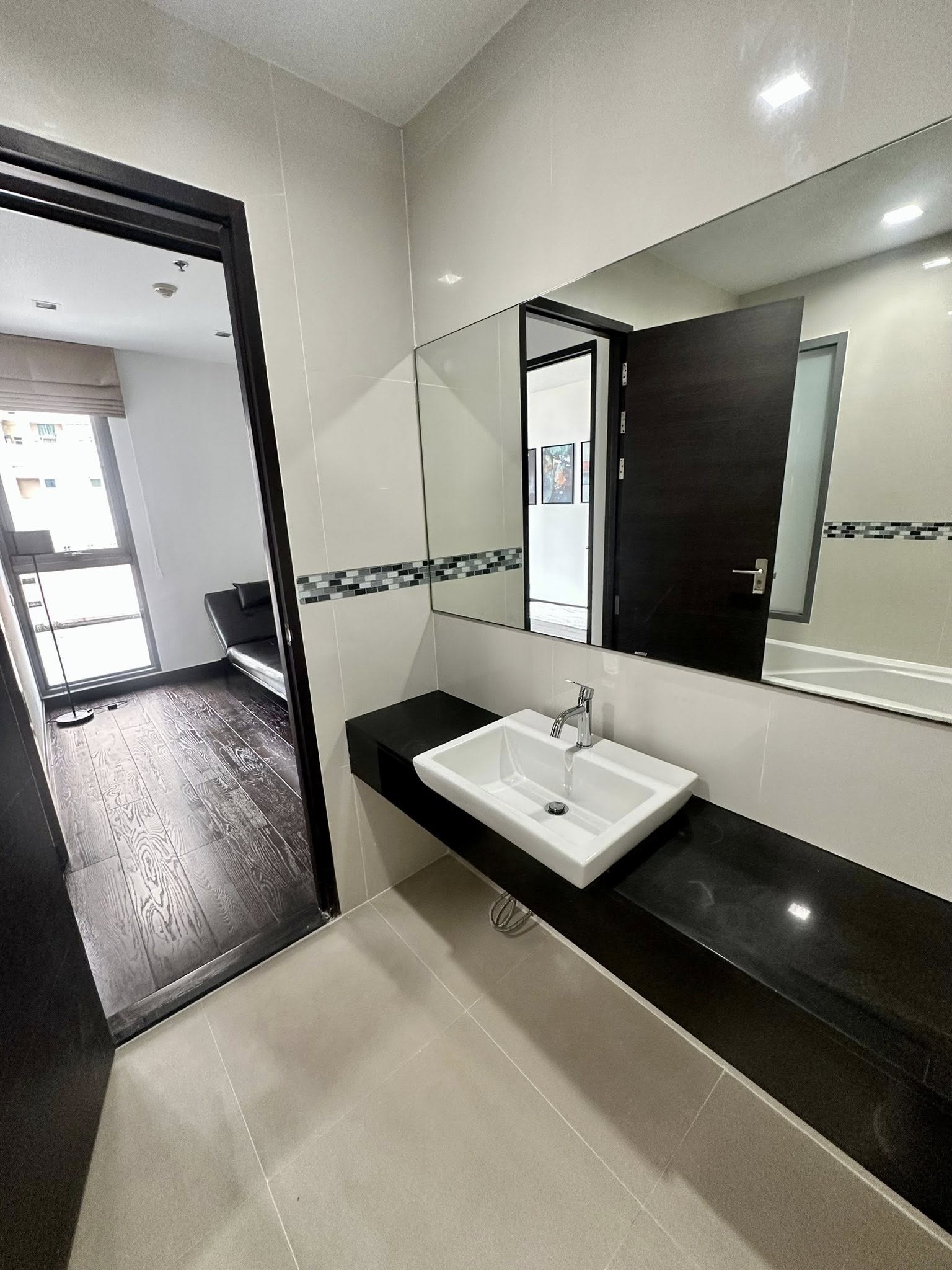 ให้เช่าคอนโด IDEO Q Phayathai (ไอดีโอ คิว พญาไท) High Rise โซนพื้นที่ BTS พญาไท ห้องแบบ 1ห้องนอน 1 ห้องทำงาน ( สามารถดัดแปลงเป็นห้องนอนได้) 1ห้องน้ำ ขนาดห้อง 50 ตรม. ชั้น 9