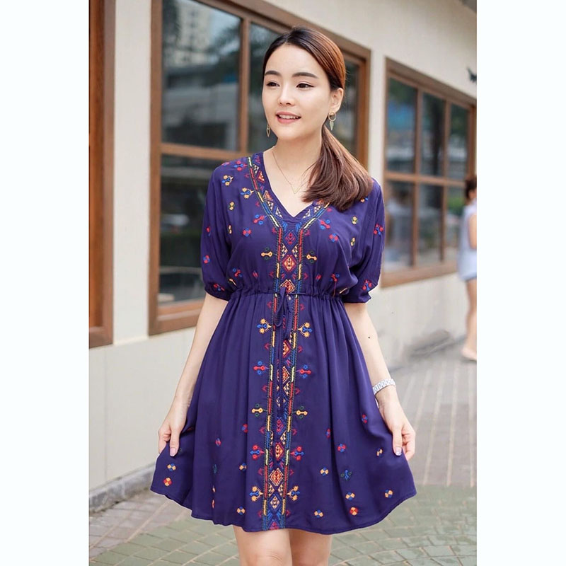 kudapy เดรสสั้นสีขาว/สีกรม โบโฮลายปักดอกไม้สีสดใส รูดเอวเข้ารูป ผ้าดีมากก ทิ้งตัว