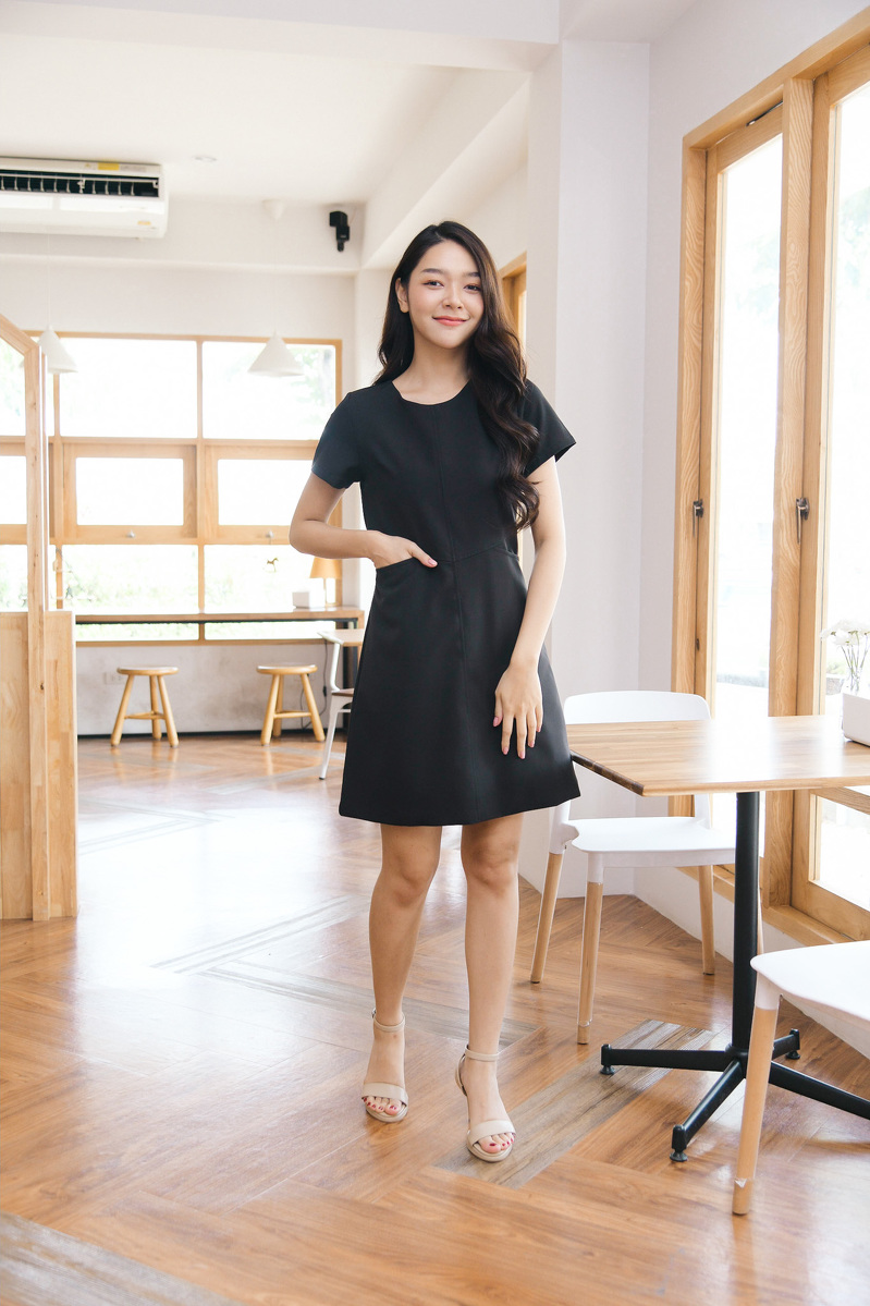 kudapy ชุดเดรสสั้นสีดำ,สีเทา กระเป๋าจริง2ฝั่งด้านข้าง คัทติ้งตัดต่อกลางลำตัวและดีไซน์ซ่อนกระเป๋า