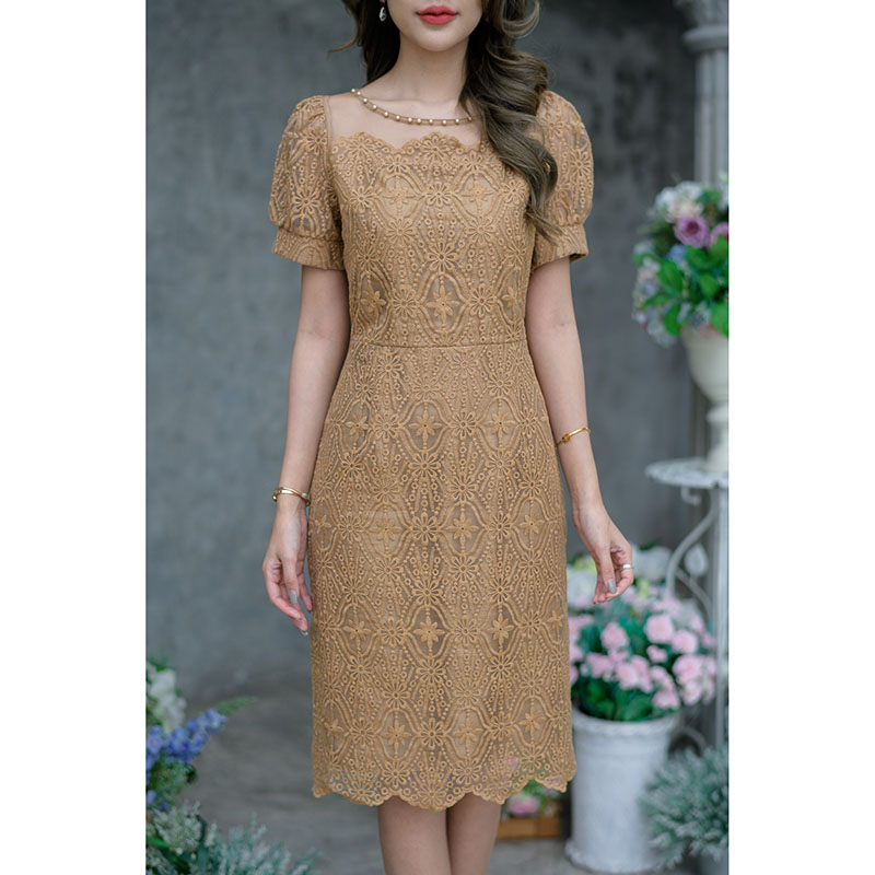 kudapy เดรสสั้นสีชมพู/สีน้ำตาล ลายลูกไม้ เล่นเชิงผ้าช่วงอกเป็นเคิฟ+ผ้าโปร่งซีทรู งานสวยดีเทลน่ารัก มีตกแต่งมุกรอบคอเพิ่มความหวานไปอีก แขนทรงตุ๊กตาน่ารักมาก