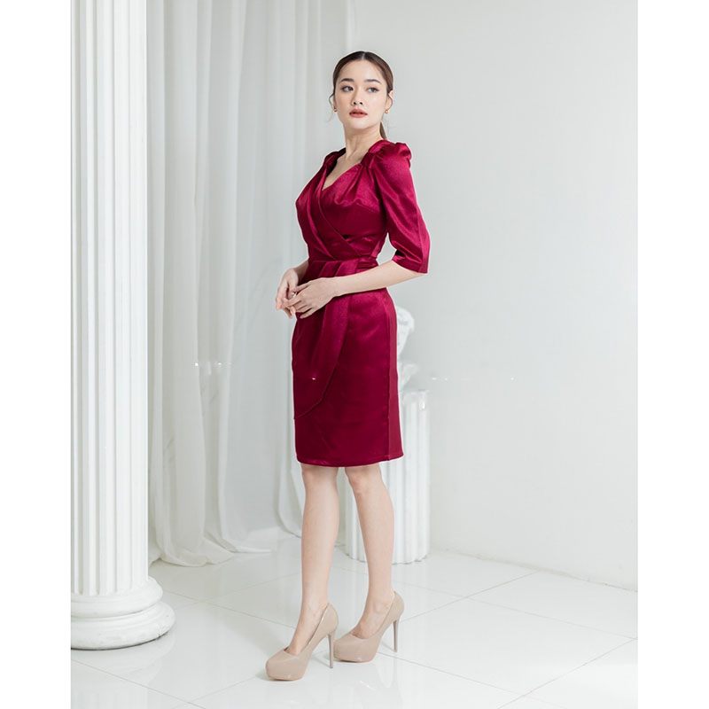 kudapy ดรสสั้นสีแดง แต่งจีบด้านหน้า ออกงานลุคสุภาพ แนะนำรุ่นนี้เลยค่ะ สวยหรู ดูดีมาก ใช้ผ้าเงา ดีเทลสวยทั้งตัว ใส่คนเดียวก็ปัง ใส่เป็นแก๊งก็เริ่ด