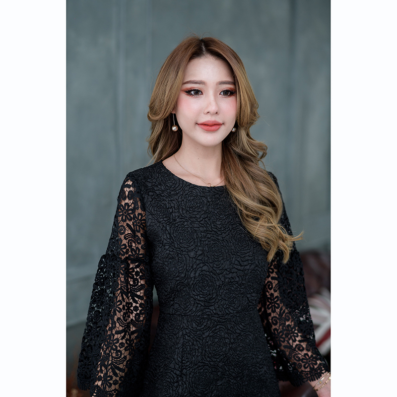 kudapy เดรสสั้นคอกรมสีดำ ผ้า jacquard เนื้อนิ่มลายกุหลาบสามมิติ ช่วงแขนต่อด้วยผ้าลูกไม้เป็นแขนทรงต่อระบายสองเลเยอร์