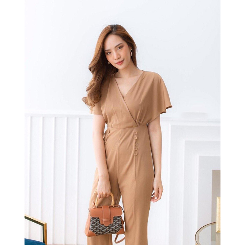 kudapy ชุดจั้มสูทขายาวทรงขาบาน สีกรม,ชมพู,แดง,น้ำตาล คอวีแขนสั้น ขายาวทรงแขนค้างคาว แต่งกระดุม