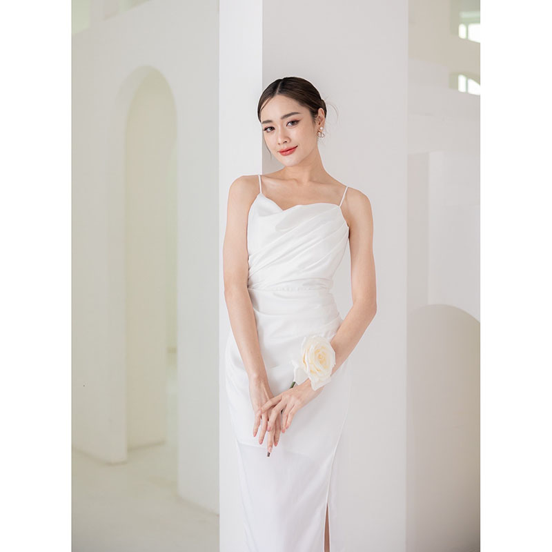 kudapy เดรสสั้นสีขาว ออกงาน ทรงสายเดี่ยว แขนกุด ดีเทลจีบทั้งตัว ลุคนี้เป๊ะปังสุดด คอนเซ็ปท์น้อยแต่มาก เรียบแต่เริ่ด