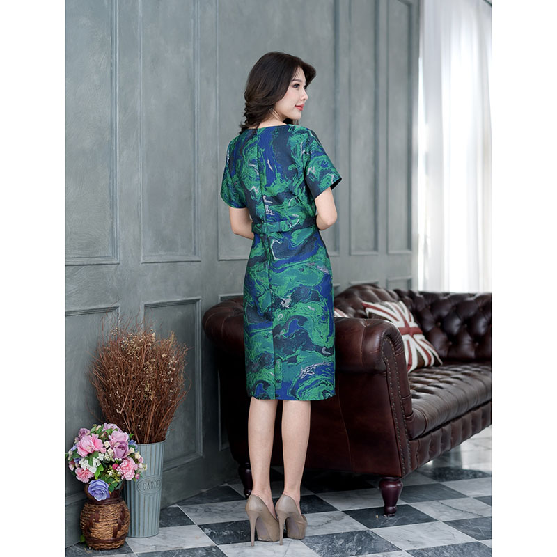 kudapy เดรสสั้นสีโทนสีเขียว/สีโทนทองทอลายมีผสมดิ้นทองดูหรูหรามากค่ะ โทนสีผู้ดีมากๆ ดีไซน์ทรงแขนสั้น แต่งเข็มขัดเพชร(แบบเย็บติด) สวยงาม มีซับในทั้งชุด