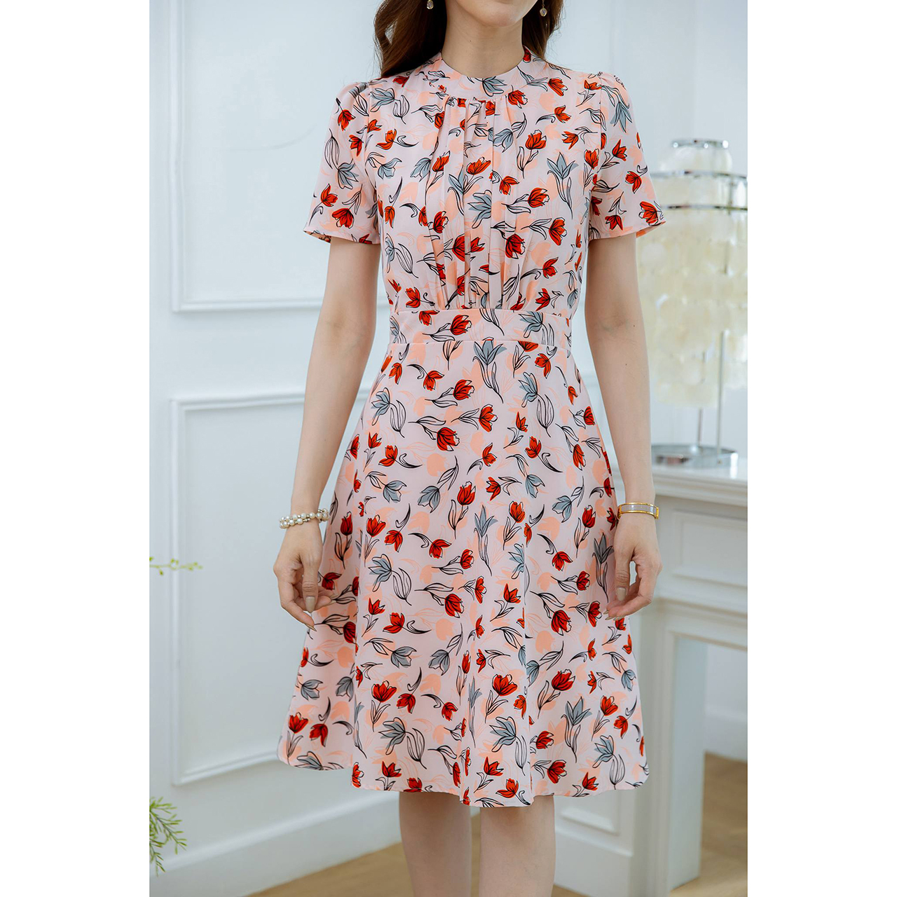 kudapy เดรสสั้นสีชมพูโอรส/สีชานม ชีลายดอก ผ้าคล้ายไหมอิตาลี่ ช่วงคอสูง เย็บจับจีบช่วงคอและเอวดูมีเลเยอร์