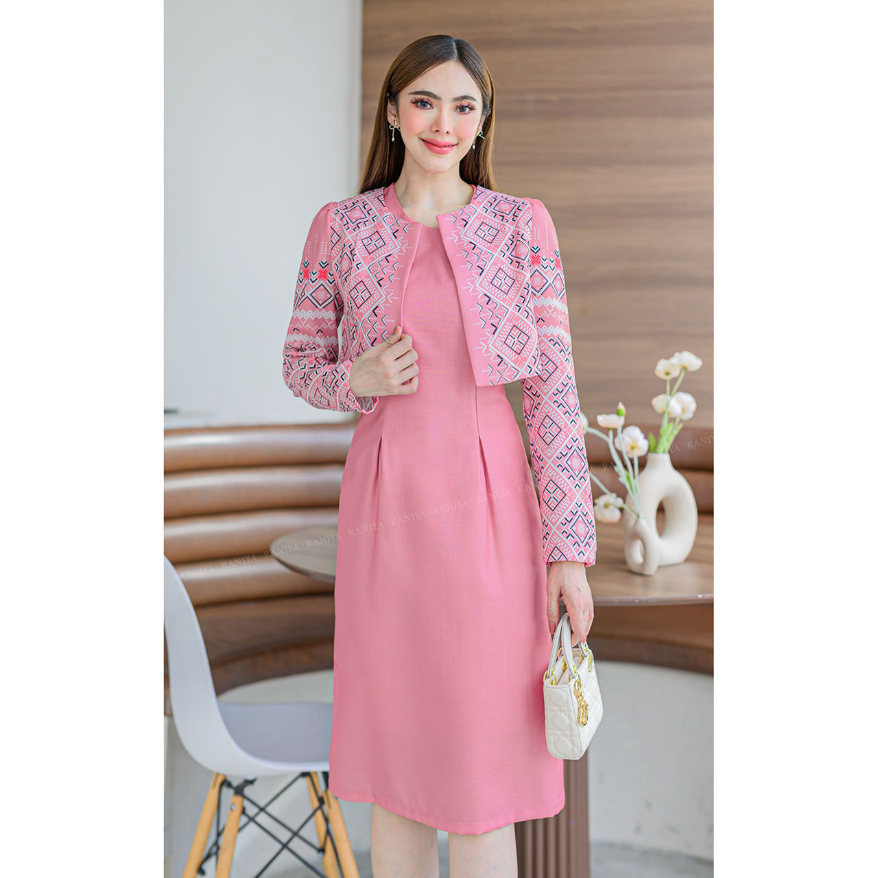 kudapy เดรสสั้นสีชมพู/สีครีม 2 ชิ้นผ้าโพลีแบบทอ เสื้อสูทงานพิมพ์ลายไทย กระโปรงทรงเอ ผ่าหลัง ทรงสวยมาก