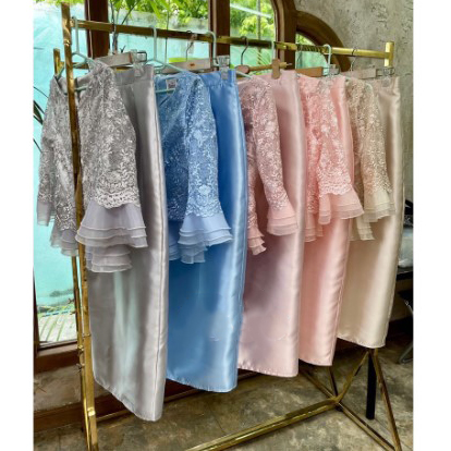 kudapy ชุดเซตออกงานไทยประยุกต์สีเทาเงิน/สีฟ้า/สีชมพู/สีทอง/สีโอรส เสื้อเนื้อลูกไม้ใยบวบปักกริ้ตเตอร์แขนระบายผ้าแก้ว+กระโปรงยาวเนื้อเงางา