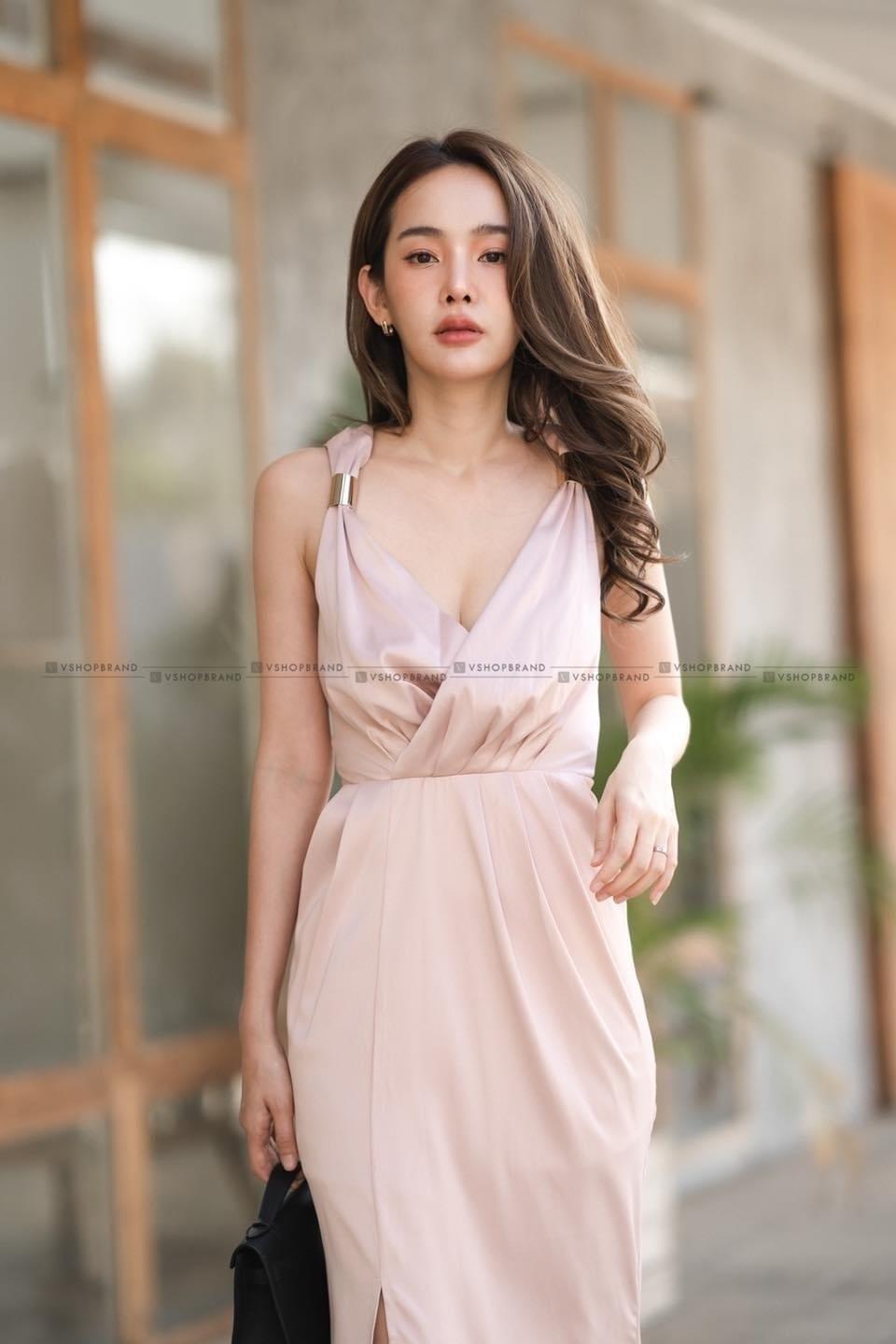 kudapy แม็กซี่เดรสยาวใส่ออกงาน สีน้ำตาล/สีชมพู คอวี ผ้าวาเลนติโน่ เนื้อผ้านิ่ม แต่งดีเทลเพิ่มอะไล่ทองช่วงไหล่